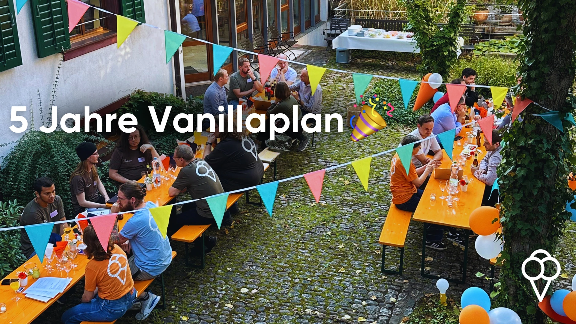 Festa per i 5 anni di Vanillaplan con ghirlande, grigliata e ospiti nel cortile interno addobbato a festa.