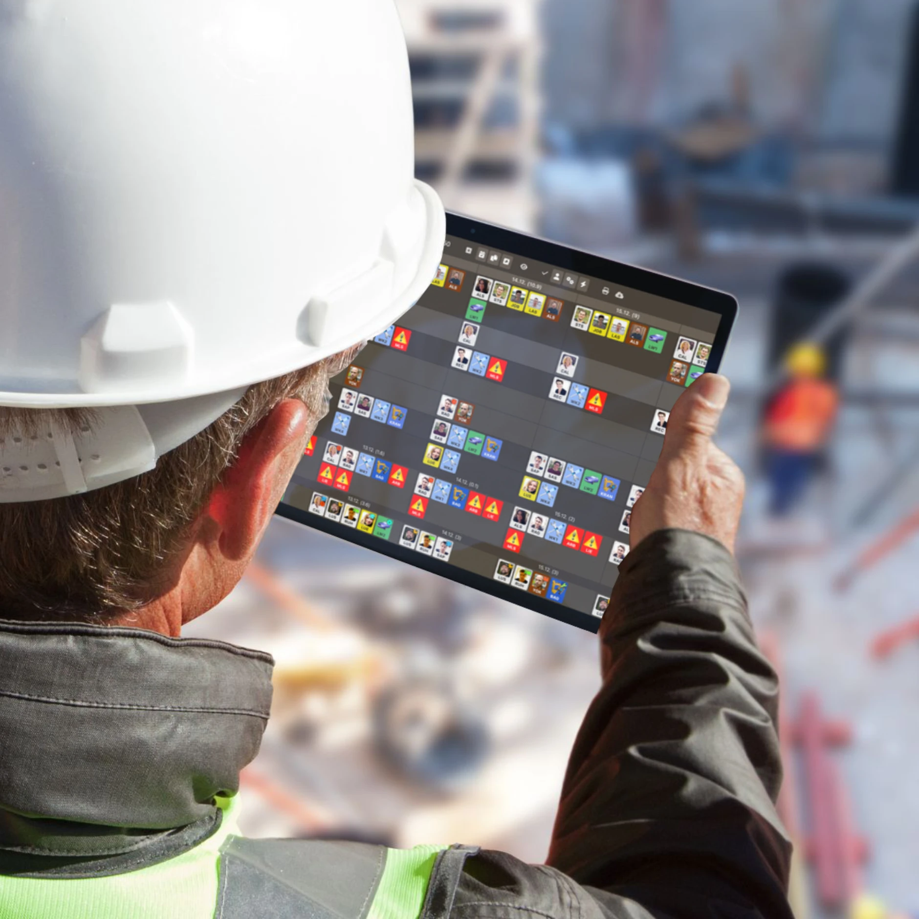 Operaio edile con un software su tablet