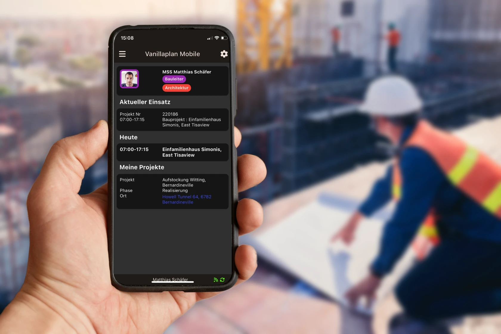 Employees on the construction site use the Vanillaplan mobile app for digital communication and deployment planning on their smartphones